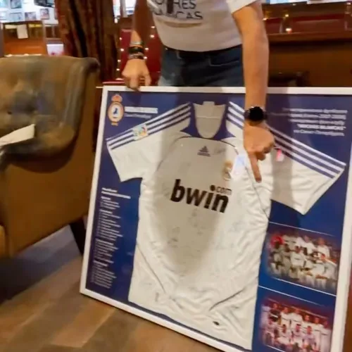 Camiseta del Real Madrid firmada y enmarcada