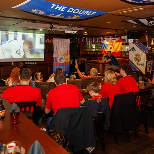 La peña viendo un partido en la pantalla grande