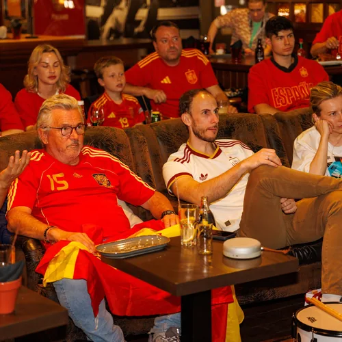 Zona de sofás durante un partido
